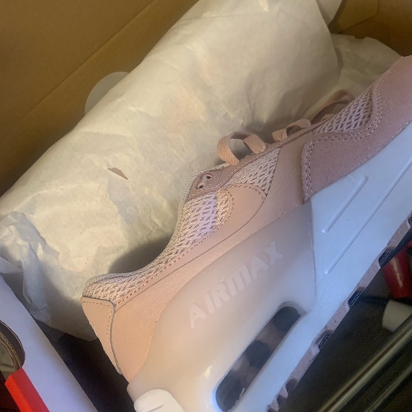 4 brand new nikes 7.5 in size all women or kids. - Picture 3 of 4